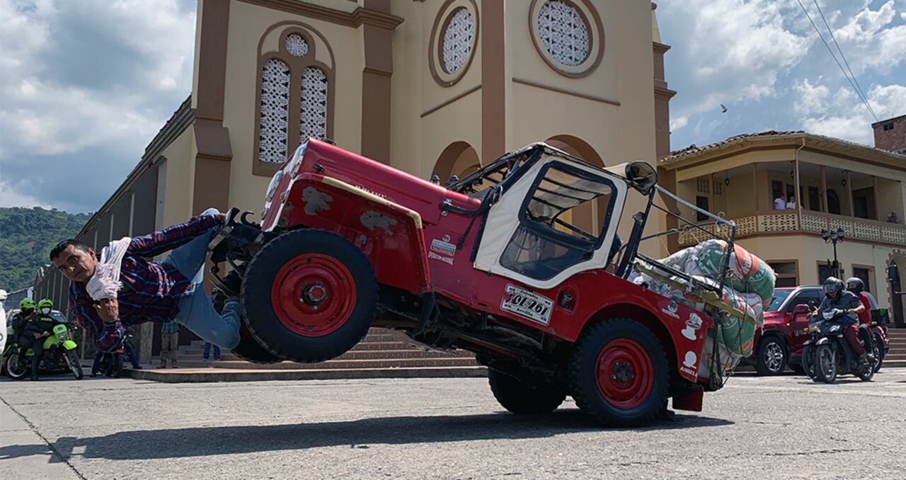 Jeep acrobático en Caicedonia, Valle del Cauca