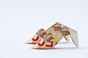 Algunas personas creen en el ritual de ponerse un billete en los zapatos durante la noche de Año Nuevo.