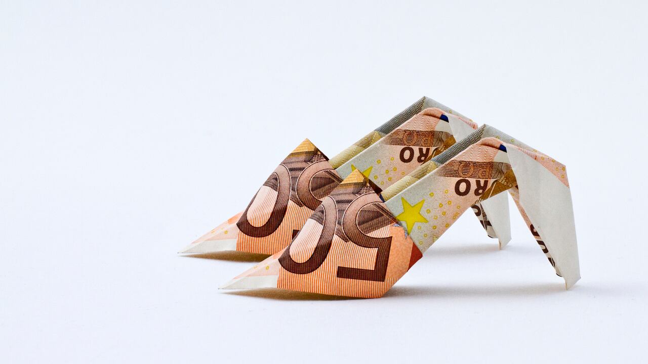 Algunas personas creen en el ritual de ponerse un billete en los zapatos durante la noche de Año Nuevo.