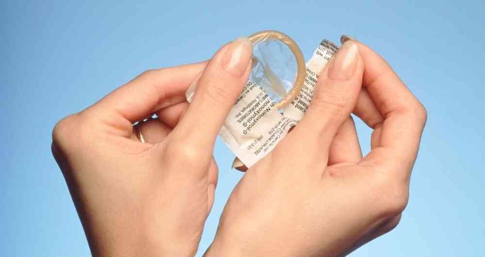 Expertos en salud sexual recomiendan verificar la fecha de vencimiento del condón. 