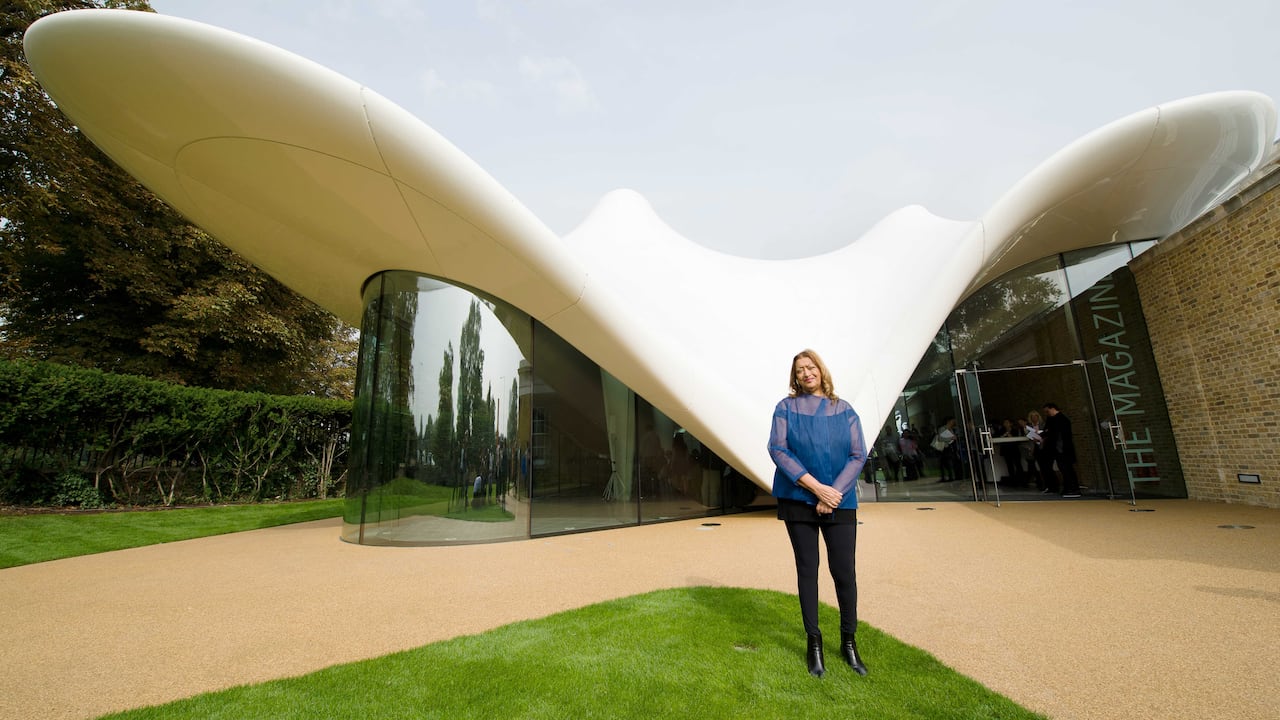Zaha Hadid posa frente a la Galería Serpentine Sackler en Londres. Foto: LEON NEAL / AFP