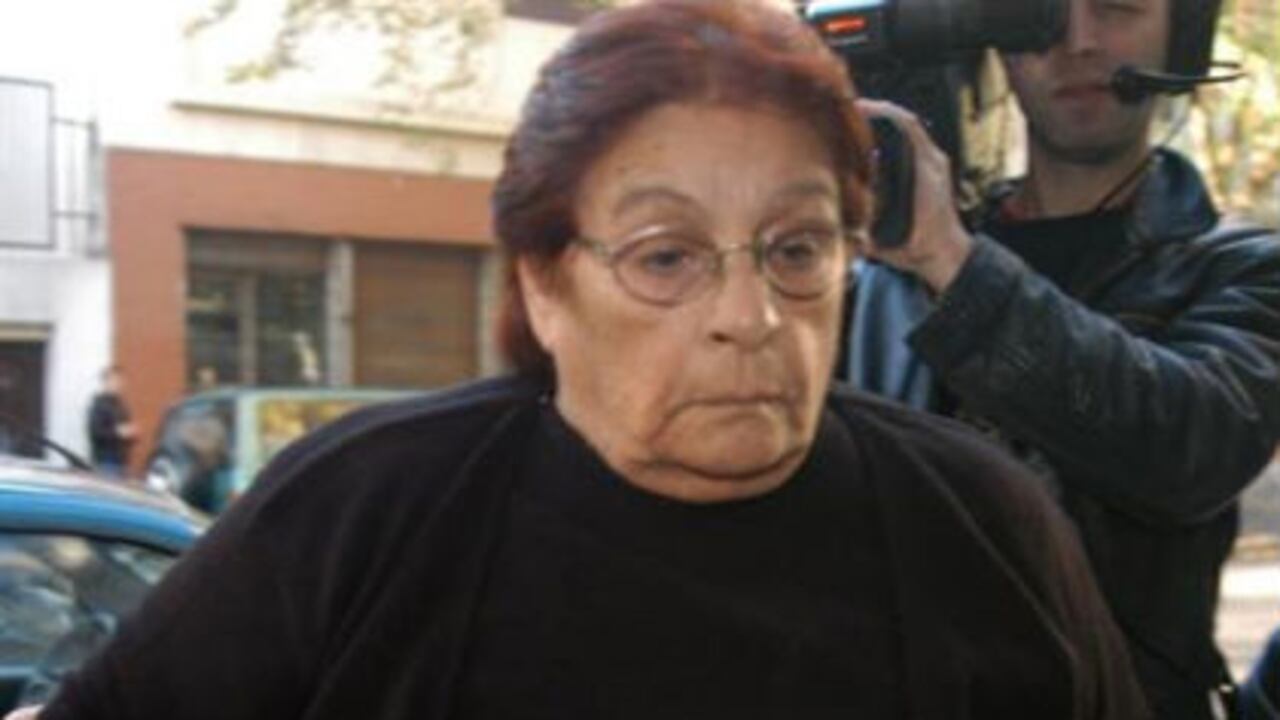 Fotografía de archivo del año 2005, cuando Dalma Salvadora Franco, madre del ex seleccionador argentino Diego Armando Maradona, fue a visitar a su hijo hospitalizado.