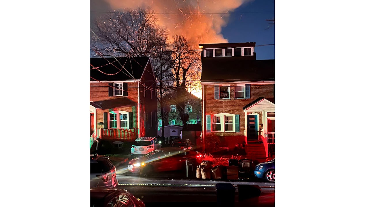 Se ve una casa explotando desde la distancia, el lunes 4 de diciembre de 2023 por la noche en Arlington, Virginia. La policía del condado de Arlington en un suburbio de Virginia de la capital del país está investigando una explosión en una residencia donde los agentes intentaban cumplir una orden de registro el lunes. (Foto AP)