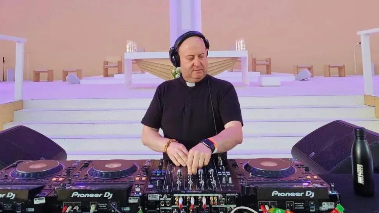 El Padre Guilherme Peixoto, sacerdote portugués reconocido mundialmente por su innovadora fusión entre música electrónica y fe católica, llega por primera vez a Colombia