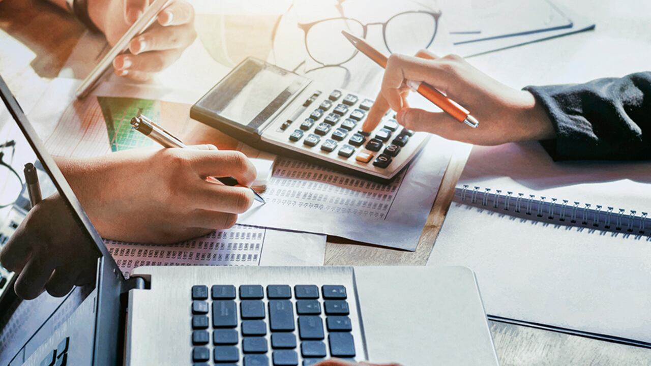 Consiste en trabajar 4 días y descansar 3 sin reducir el total de horas semanales.