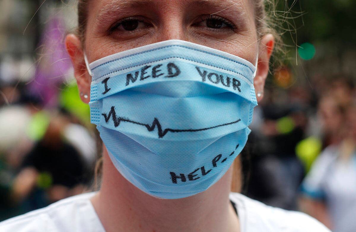 Un trabajador del hospital usa una máscara facial durante una manifestación, el martes 16 de junio de 2020 en París. Foto AP / Thibault Camus