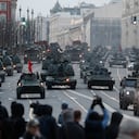 Vehículos de artillería autopropulsados, tanques y vehículos militares rusos recorren la calle Tverskaya hacia la Plaza Roja durante un ensayo para el desfile militar del Día de la Victoria en Moscú, Rusia, el jueves 28 de abril de 2022. Foto AP