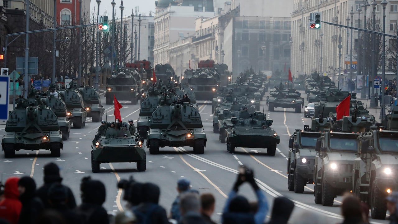 Los gobiernos de Rusia e Irán suscribieron un contrato para la provisión de municiones y material bélico destinado a las Fuerzas Militares del régimen del presidente Vladimir Putin y que reforzaría a las tropas que combaten durante la invasión a Ucrania.