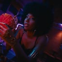 'Llueve sobre Babel', de Gala del Sol es un retrato poético y punk de un bar mítico donde se entrelazan historias de amor, traición y redención en una atmósfera nocturna cargada de simbolismo.