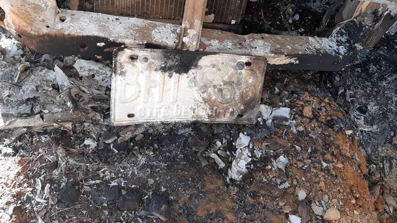 Así quedó uno de los vehículos incinerados