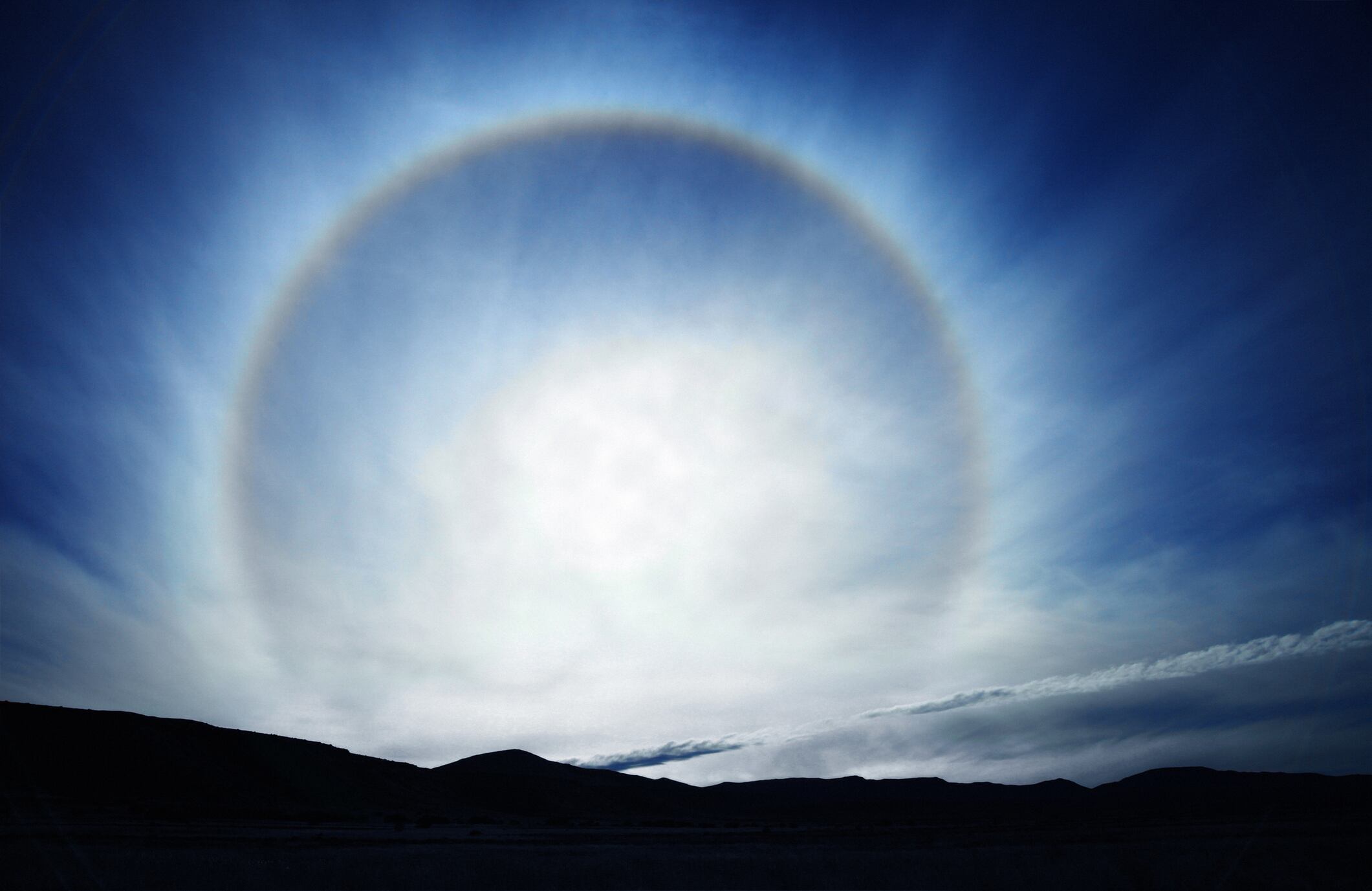 El halo solar es un fenómeno óptico bastante usual.
