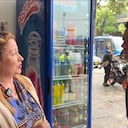 Captura de pantalla. Juan Diego Alvira dialoga con una tendera.