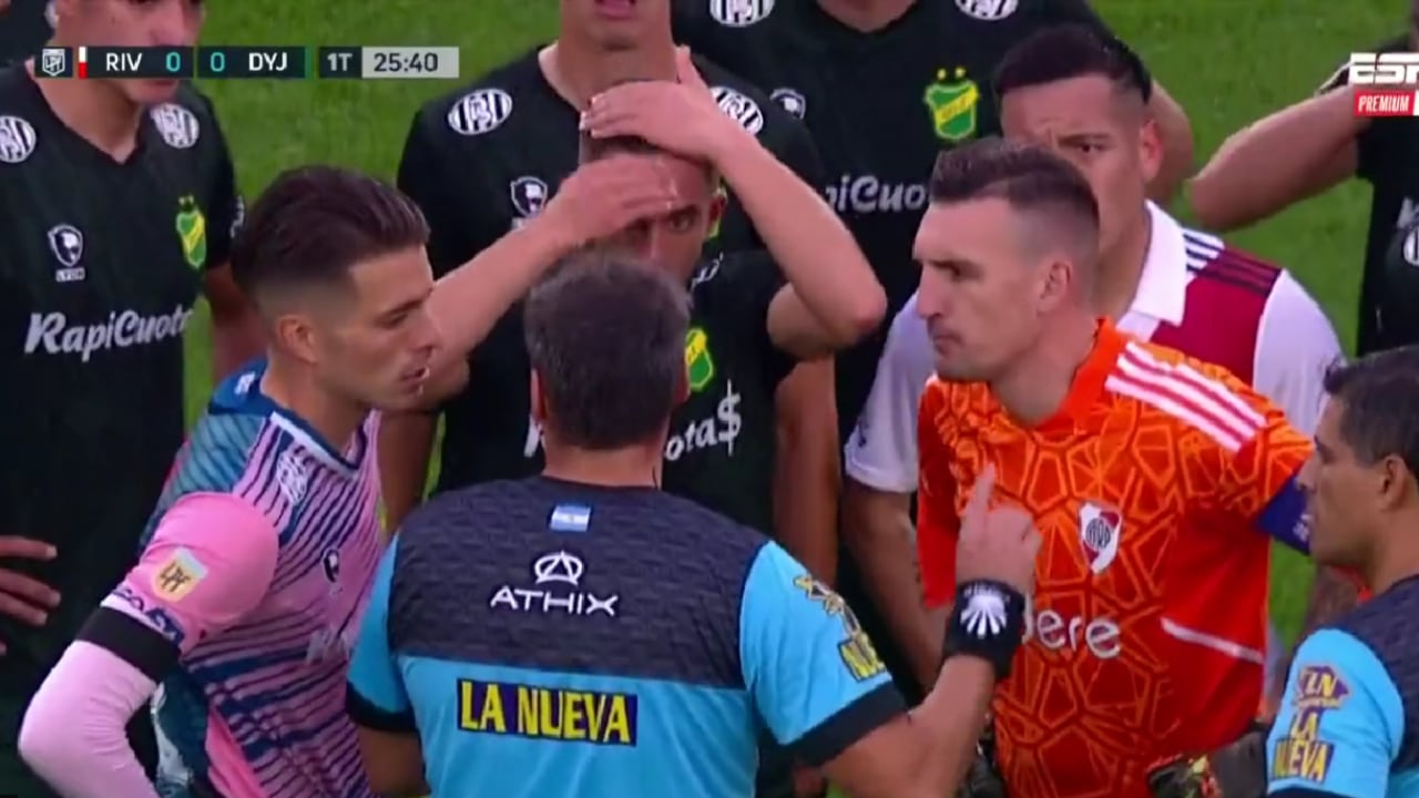 En el juego entre River Plate y Defensa y Justicia un hincha cayó de una tribuna, al parecer, falleció.