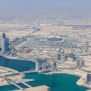 El estadio de fútbol de Lusail, sede de la próxima Copa Mundial de la FIFA 2022, más allá de los rascacielos residenciales y comerciales en Doha, Qatar, el lunes 20 de junio de 2022. Se esperan alrededor de 1,5 millones de aficionados, un poco más de la mitad de la población de Qatar. para descender sobre el pequeño estado del Golfo para el torneo de fútbol de la Copa Mundial de la FIFA de este año. Fotógrafo: Christopher Pike/Bloomberg vía Getty Images