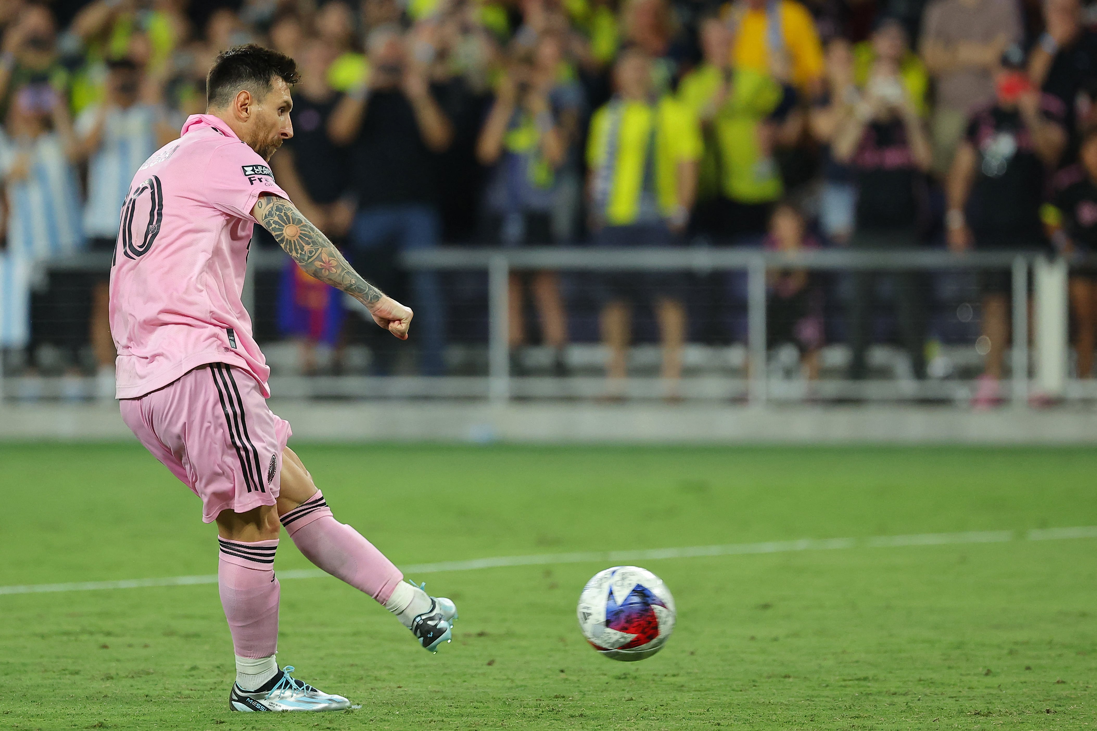NASHVILLE, TENNESSEE - AUGUST 19: Lionel Messi #10 of Inter Miami score a goal during penalty shootout in the Leagues Cup 2023 final match between Inter Miami CF and Nashville SC at GEODIS Park on August 19, 2023 in Nashville, Tennessee.   Kevin C. Cox/Getty Images/AFP (Photo by Kevin C. Cox / GETTY IMAGES NORTH AMERICA / Getty Images via AFP)
