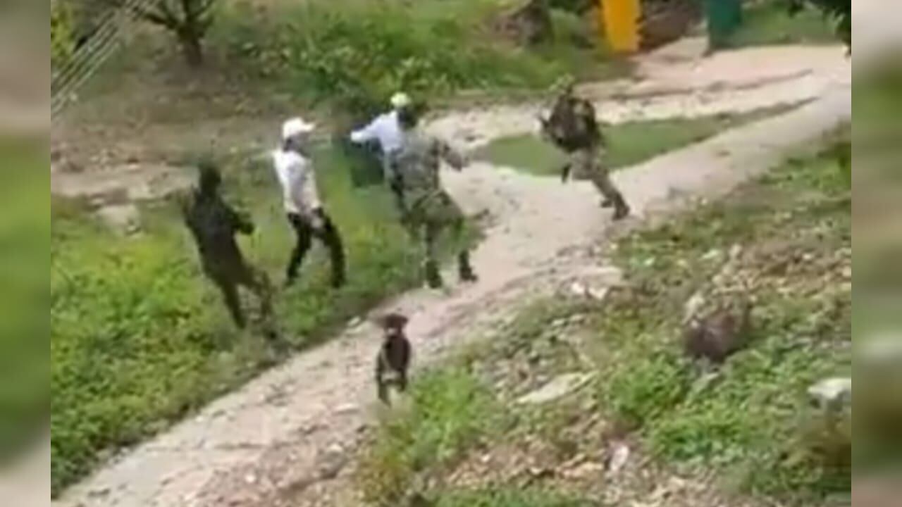 Algunas personas intentaron evitar la captura de dos personas