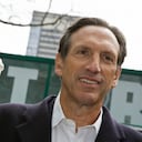 Howard Schultz, director ejecutivo de Starbucks, se crió en un complejo de viviendas para pobres y desde su infancia se propuso "llegar más allá de lo que la gente decía que era posible". Schultz terminó ganando una beca de fútbol de la Universidad del Norte de Michigan y trabajó en Xerox después de graduarse. Poco después se hizo cargo de una cafetería llamada Starbucks. Ahora su fortuna se estima en 2.000 millones de dólares.