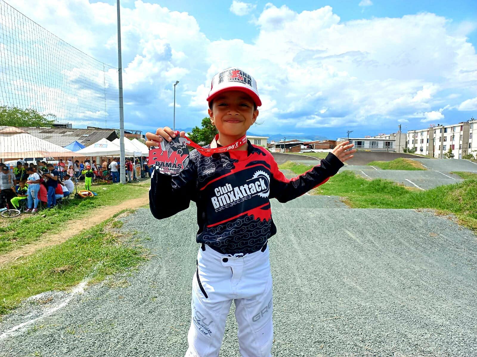 Luciana Armilla Trujillo reparte sánduches en las calles de Palmira