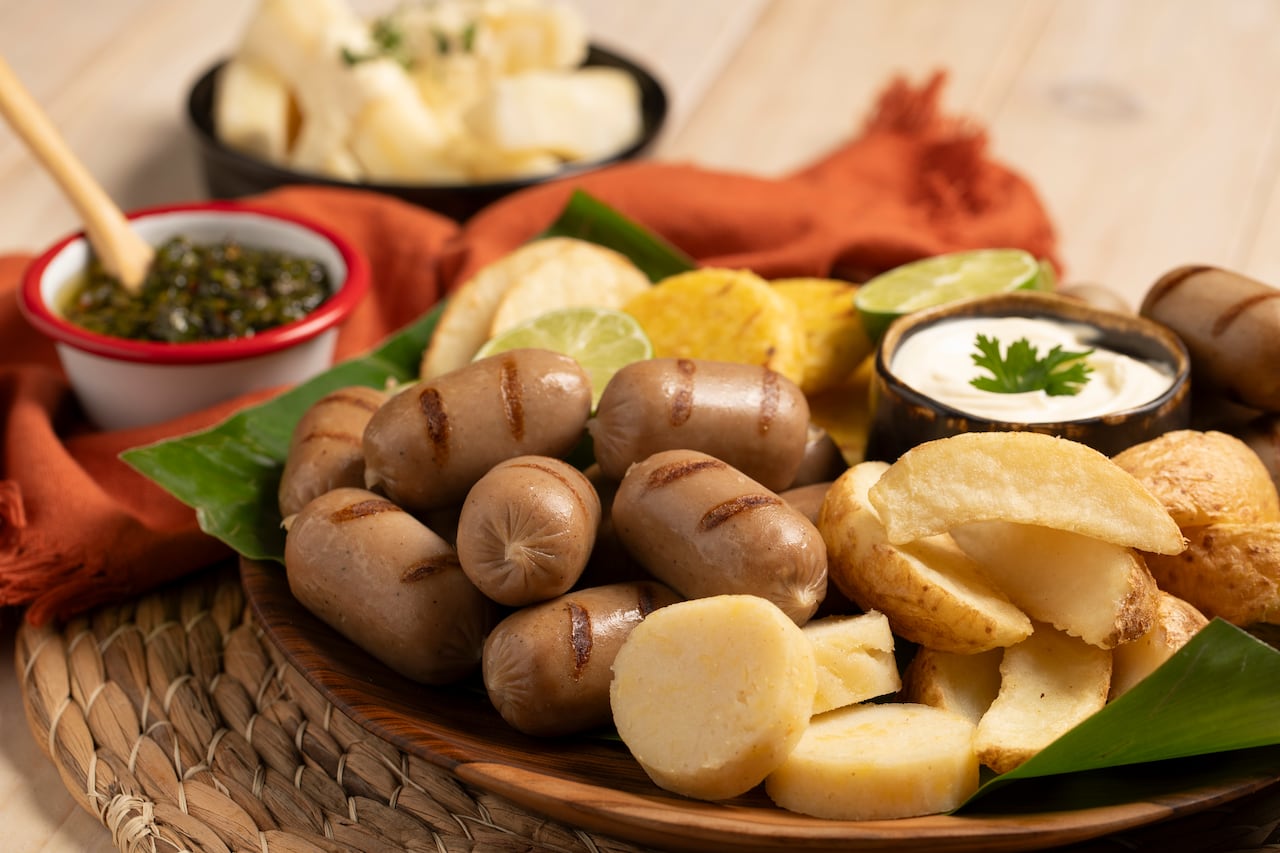 Papas en caso con butifarra Zenú.