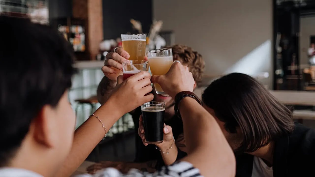 La Ruta del Artesano ofrece a los participantes la oportunidad de probar cinco cervezas artesanales seleccionadas de algunas de las mejores cervecerías de Chapinero.