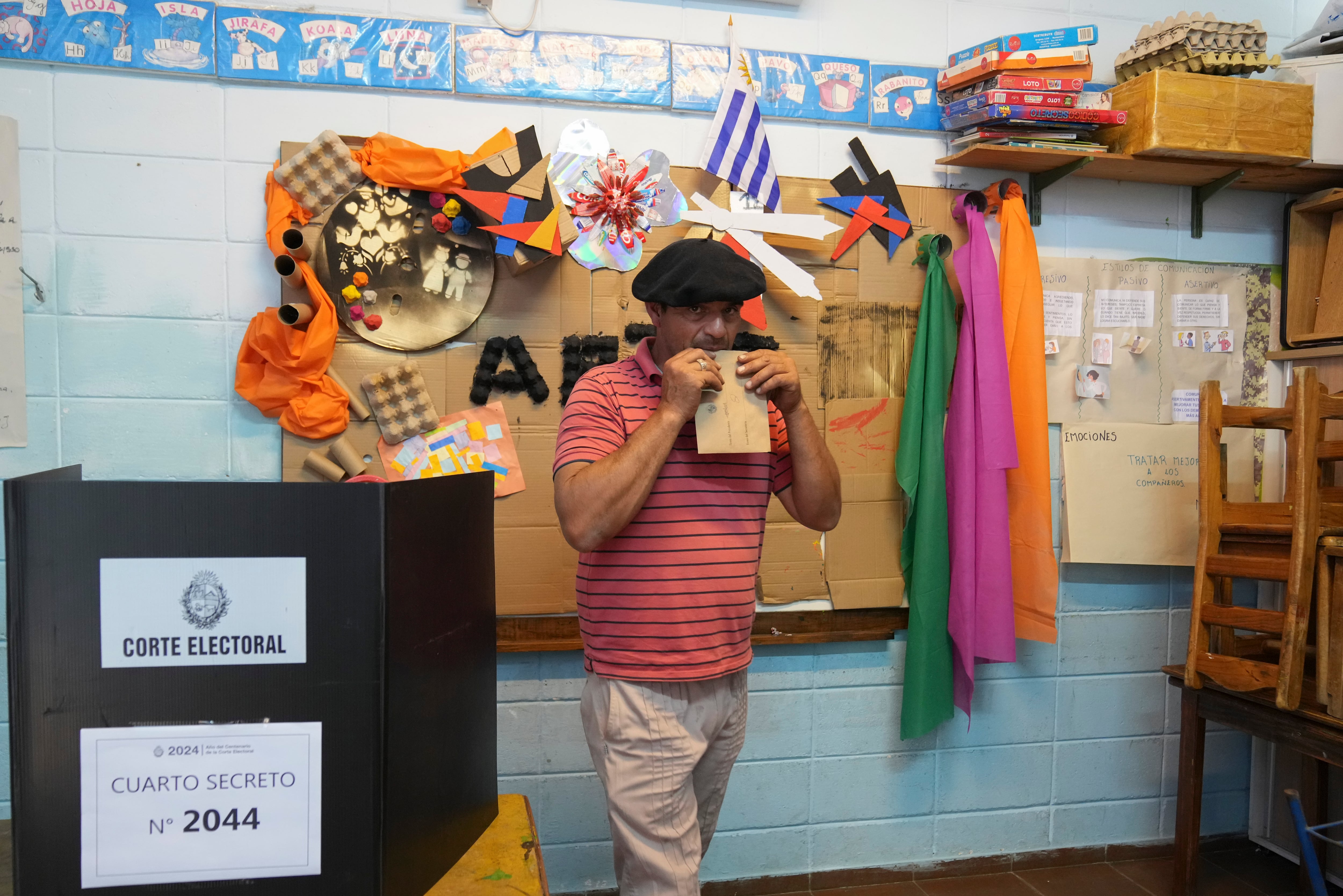 Las encuestadoras hablan de un “empate técnico” y advierten que la diferencia final podría ser incluso menor que cuando Lacalle Pou batió al candidato frenteamplista Daniel Martínez en 2019, con una ventaja por debajo de los 40.000 votos.