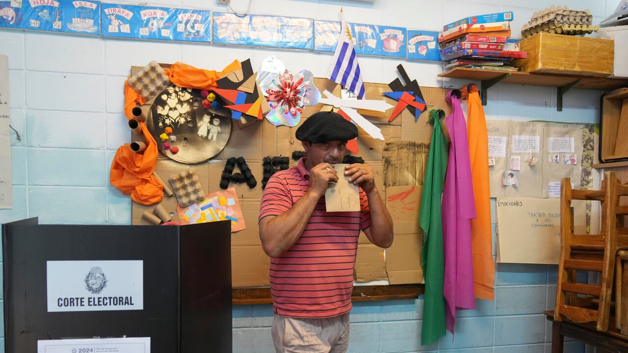 Las encuestadoras hablan de un “empate técnico” y advierten que la diferencia final podría ser incluso menor que cuando Lacalle Pou batió al candidato frenteamplista Daniel Martínez en 2019, con una ventaja por debajo de los 40.000 votos.