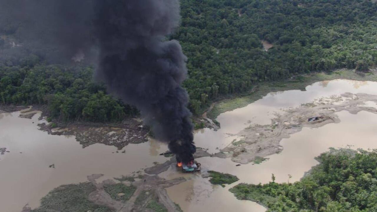 Las dos dragas fueron destruidas en Quibdó, departamento del Chocó.