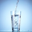 Expertos destacan que beber agua también evita consumir demasiadas grasas y calorías. Foto: Getty Images.