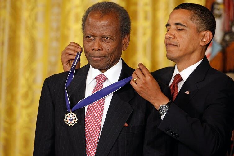 El presidente Barack Obama entrega al actor Sidney Poitier, ganador del Óscar, la Medalla de la Libertad en 2009. Foto de Chip Somodevilla/Getty Images