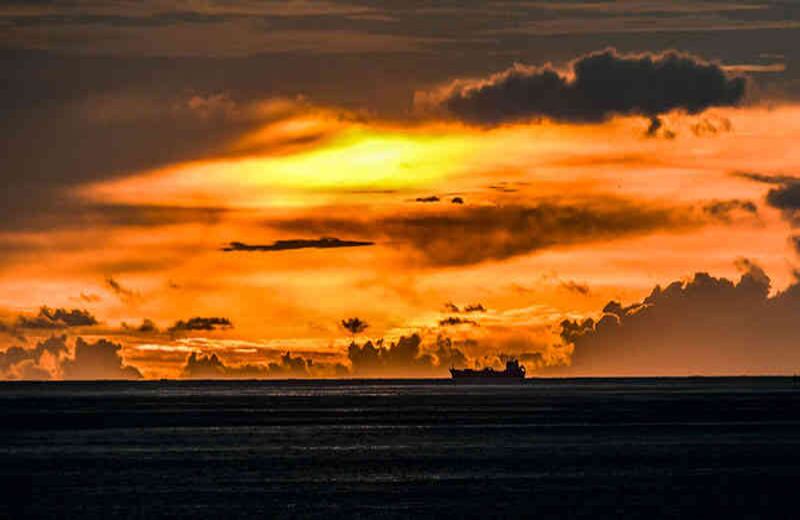Uno de los trenes de carga que atraviesan el océano Atlántico es capturado cerca de Cartagena en uno de los atardeceres colombianos.