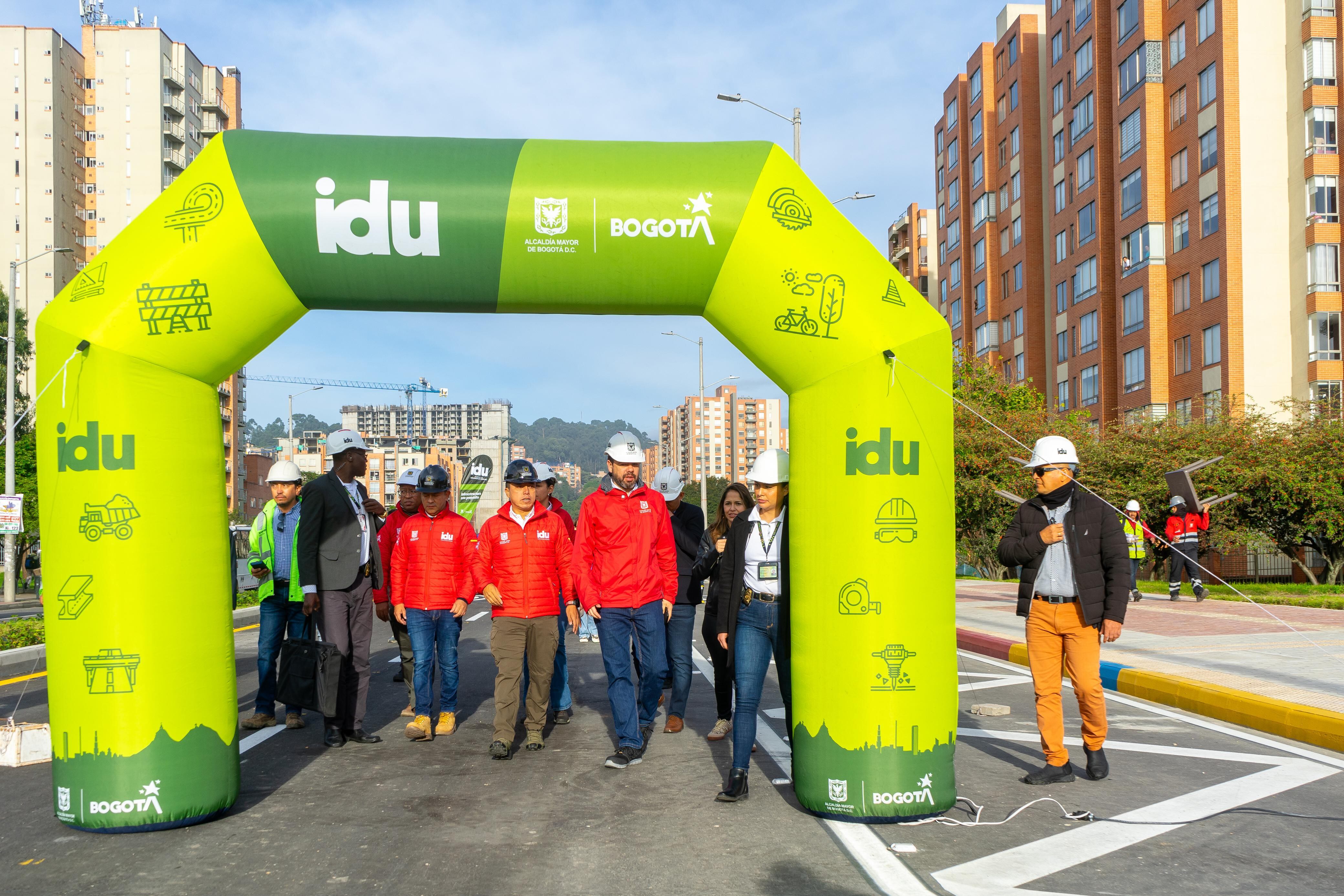 Alcalde Carlos Fernando Galán, con su equipo de Gobierno, realizando un recorrido por la Avenida La Sirena