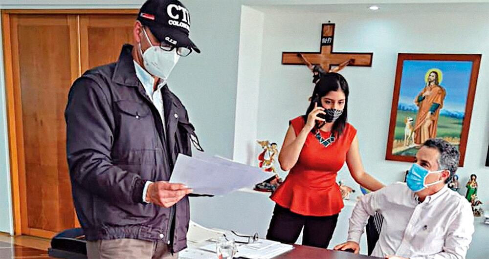   En menos de un año, el gobernador Aníbal Gaviria ha sido capturado dos veces por presuntas irregularidades en un contrato que celebró en 2005 durante su primera administración departamental.