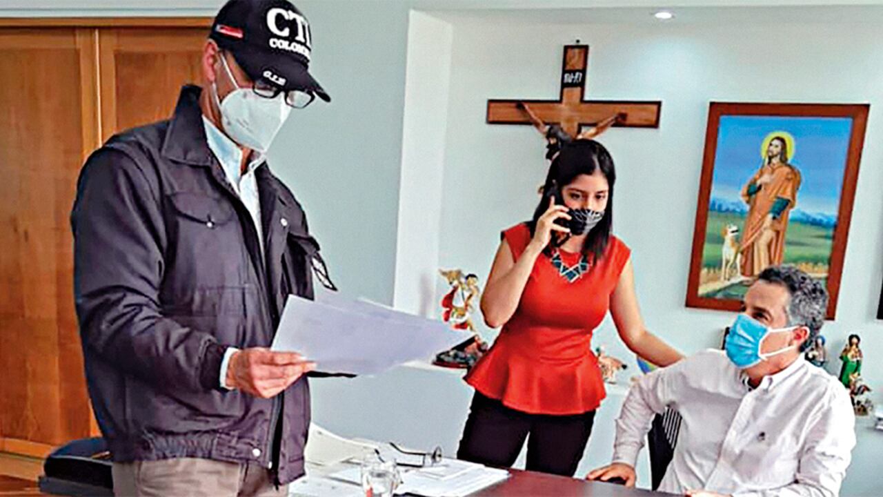 En menos de un año, el gobernador Aníbal Gaviria ha sido capturado dos veces por presuntas irregularidades en un contrato que celebró en 2005 durante su primera administración departamental. Este es el momento de la segunda captura.