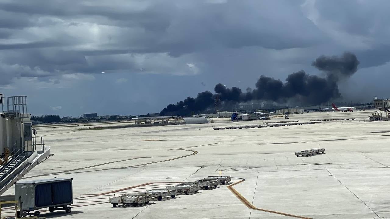 El humo se puede ver en el aeropuerto internacional de Miami