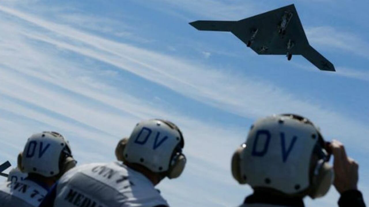 Un jet de combate, modelo X-47B, no tiene cabina de pilotos. Se trata de un “dron”.