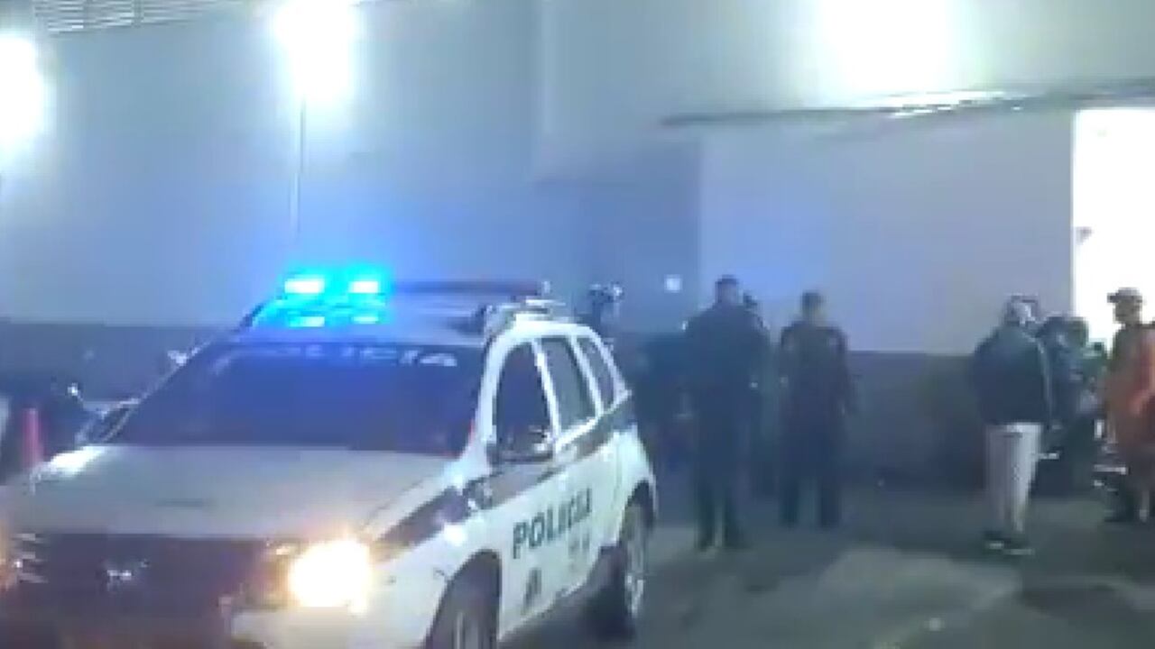 La granada fue lanzada a la zona de estacionamiento de un supermercado ubicado en el centro del municipio.