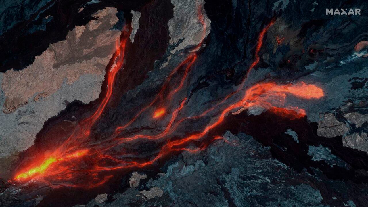 El volcán entró en erupción la noche del domingo por primera vez en casi 40 años.