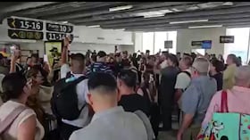 El candidato Iván Cepeda fue abucheado en el aeropuerto de Barranquilla.
