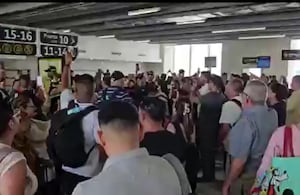 El candidato Iván Cepeda fue abucheado en el aeropuerto de Barranquilla.