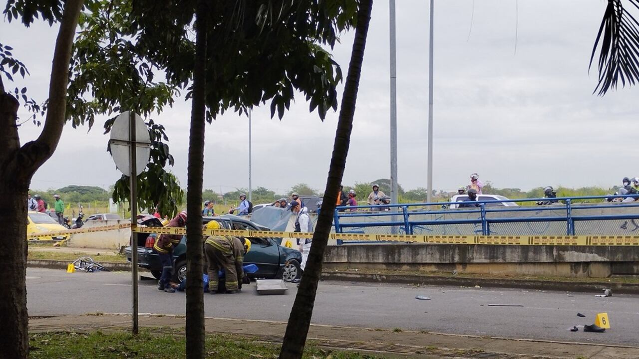 Así quedó el vehículo luego de chocar con el ciclista y estrellarse con el puente.
