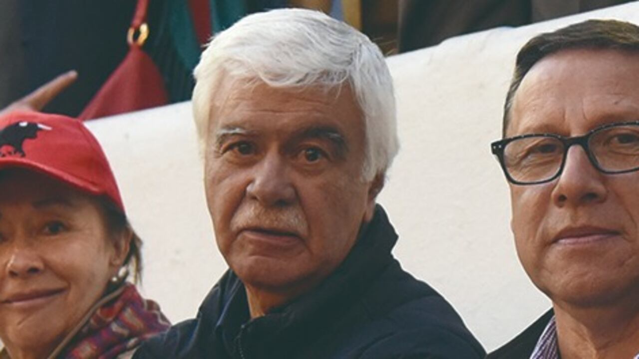 Bogotá, 22 de enero de 2017. Aura Lucía Mera, Germán castro Caycedo, Víctor Diusabá. Cronistas taurinos en el palco de Prensa del callejón de la plaza de toros de Santamaría.