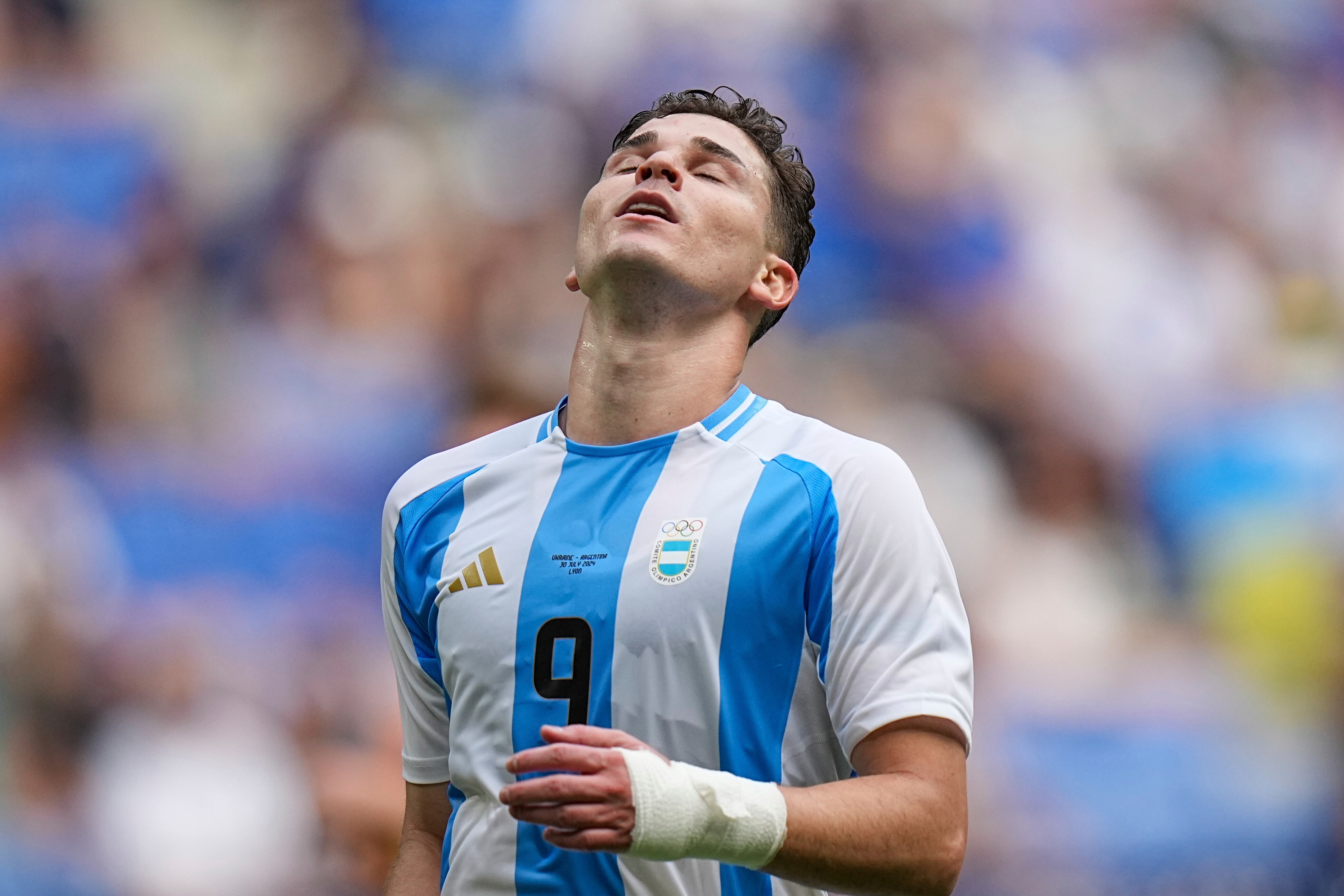 Argentina's Julian Alvarez gestures during the men's Group B soccer match agaisnt Ukraine at the Lyon stadium during the 2024 Summer Olympics, Tuesday, July 30, 2024, in Decines, France. (AP Photo/Laurent Cipriani)