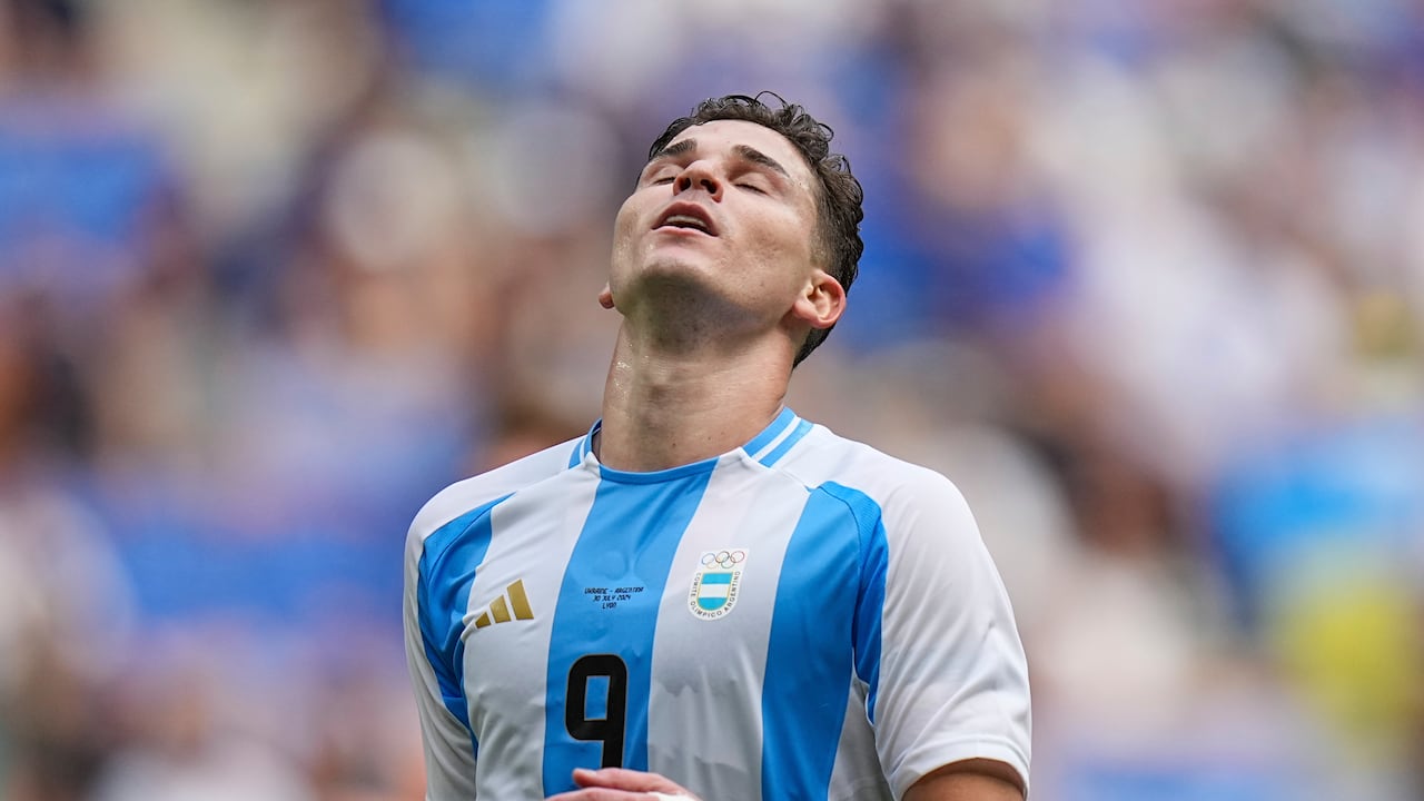 Julián Álvarez gesticula durante el partido entre Argentina y Ucrania
