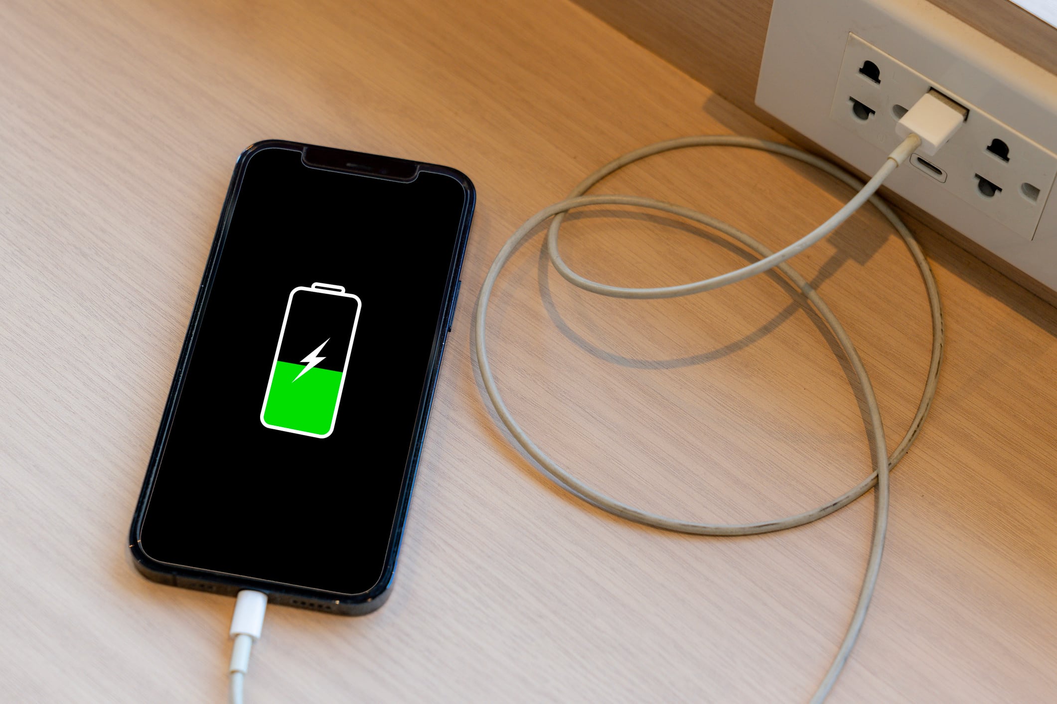 Esta función limita el nivel máximo de carga con el fin de reducir la presión sobre las celdas internas y minimizar el desgaste progresivo del componente.