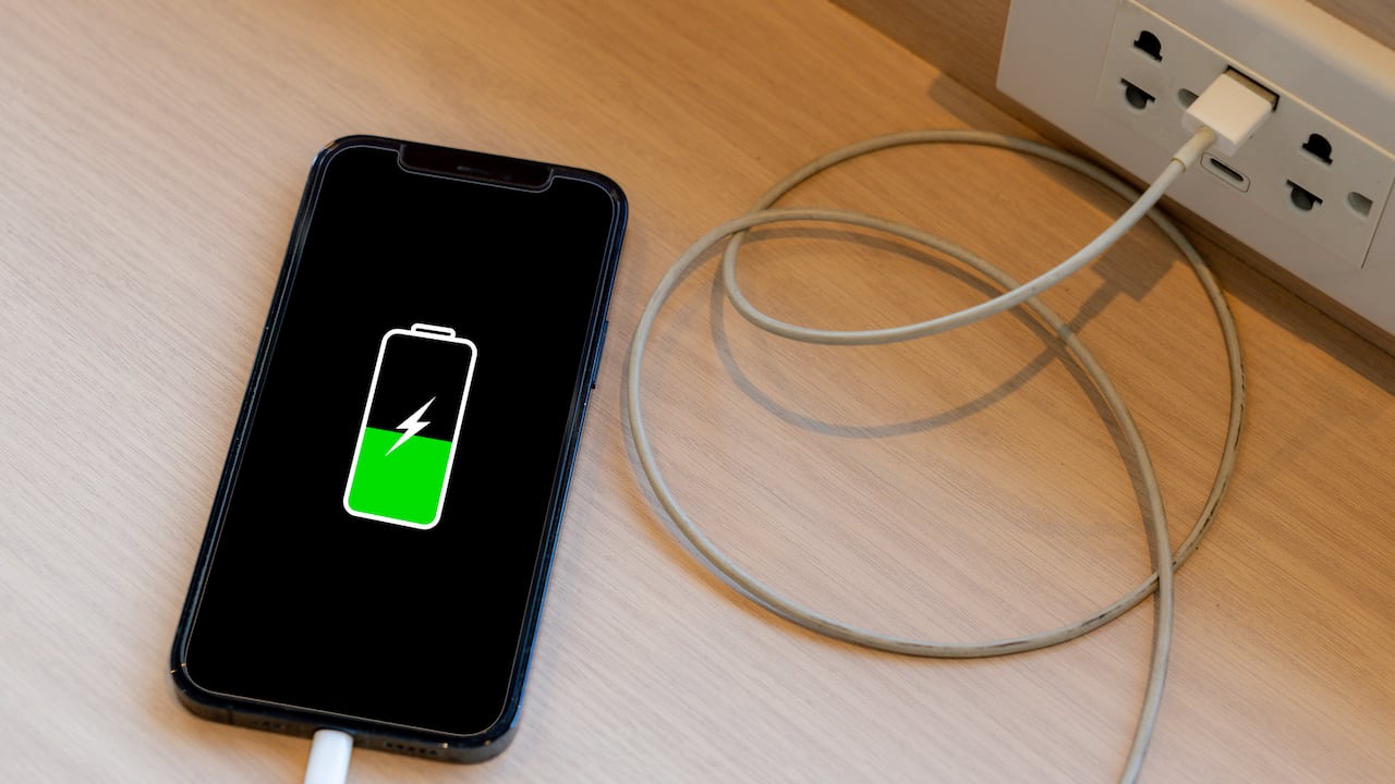 Esta función limita el nivel máximo de carga con el fin de reducir la presión sobre las celdas internas y minimizar el desgaste progresivo del componente.