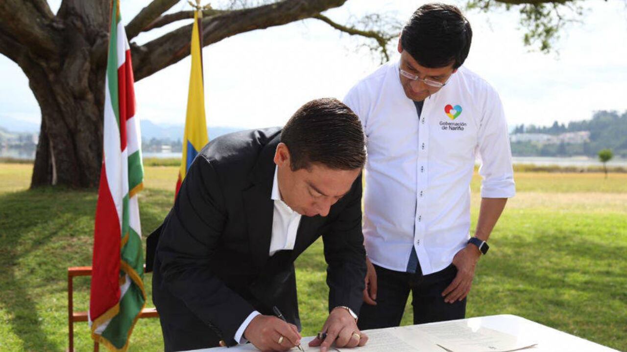 Los gobernadores de Boyacá (izq), Carlos Amaya, y de Nariño, Camilo Romero firmaron el acuerdo en Paipa (Boyacá).