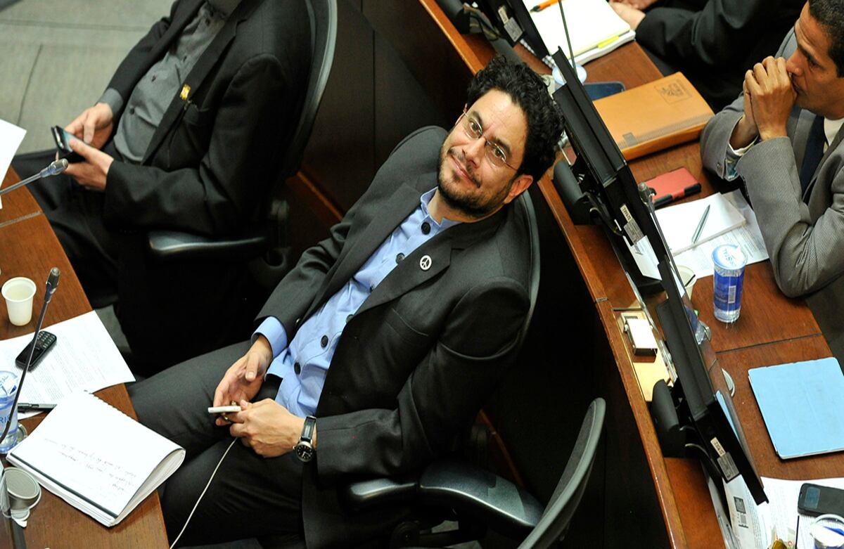 Mientras Uribe se defendía Cepeda sonreía. Foto: Carlos Julio Martínez / SEMANA