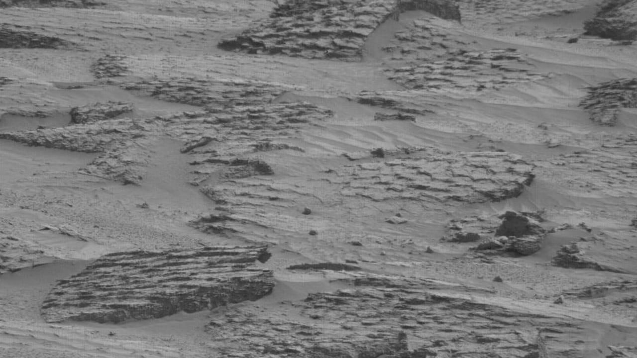 La NASA difundió las primeras imágenes en blanco y negro de los patrones poligonales hallados por el Curiosity en el cráter Gale.
