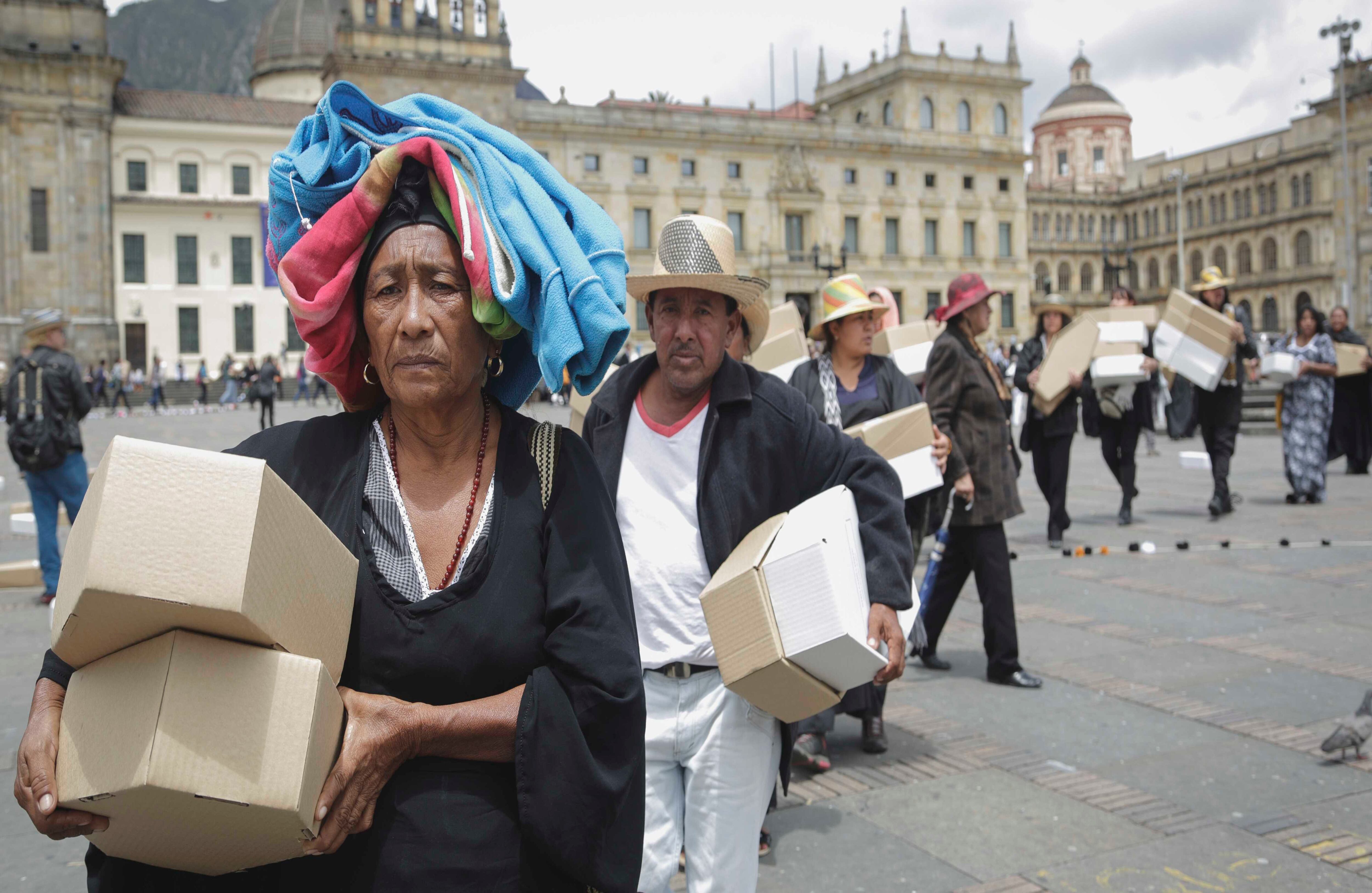 Habitantes de la alta guajira vinieron por sus propios medio a Bogota buscando una respuesta del Gobierno a la falta de agua.  Fotografía: Ana Vallejo / SEMANA