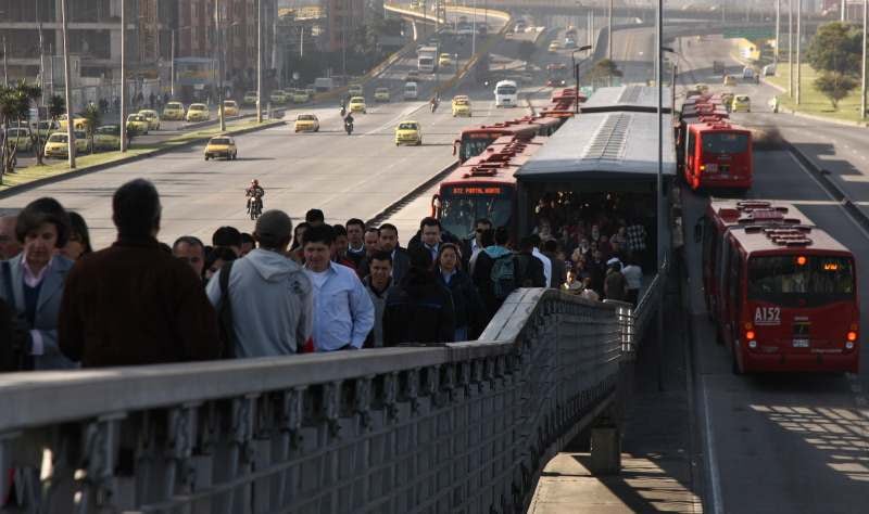 Según Juan Antonio Nieto, secretario distrital de Ambiente, contaminantes como el monóxido y el ozono bajaron sus concentraciones, ya que están asociados a la combustión de los aproximadamente 1.430.000 vehículos particulares que no circularon.